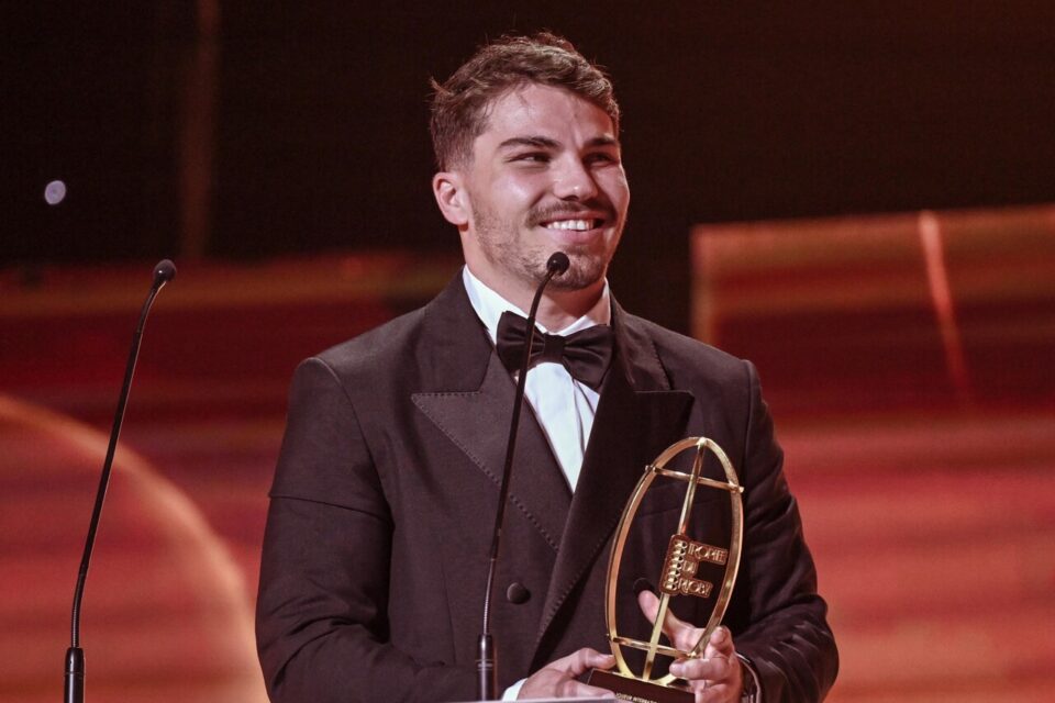 Antoine Dupont remporte le prix du meilleur joueur du Top 14 et du meilleur international français à la nuit du rugby