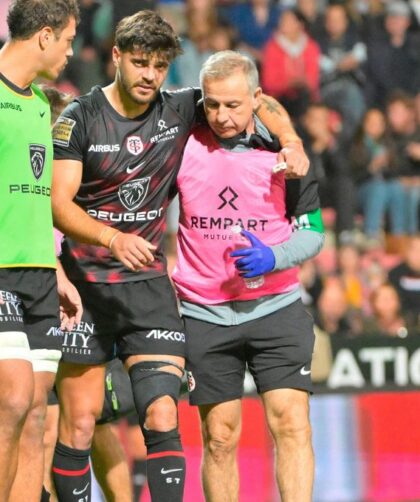 Romain Ntamack sort sur blessure face à Clermont épaulé par son frère