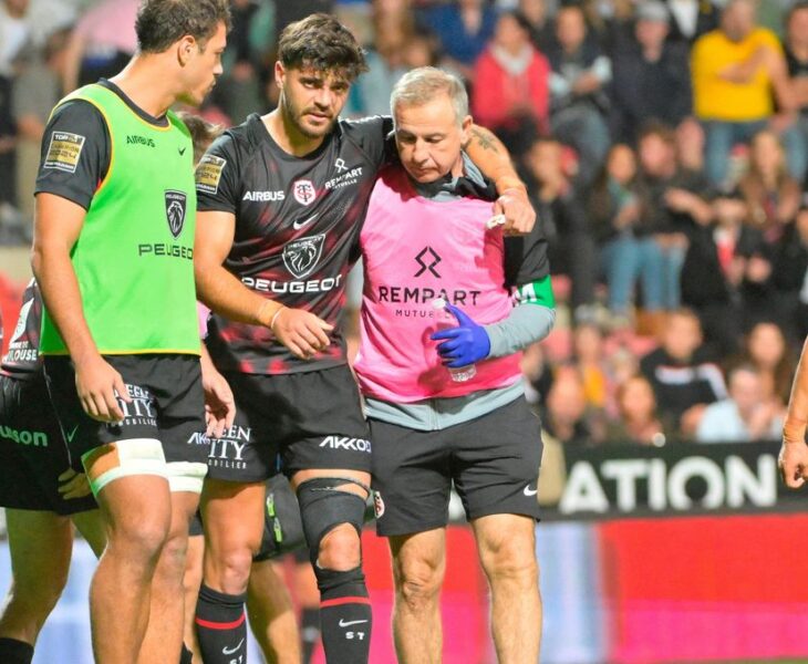 Romain Ntamack sort sur blessure face à Clermont épaulé par son frère