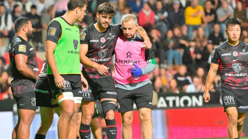 Romain Ntamack sort sur blessure face à Clermont épaulé par son frère